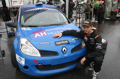 Kennie Frydkjær Jensen ved Team Sally Racings Ranault Clio-racer. Til løbet i Dubai er bilen bygget lidt om, så den blandt andet har større tank samt ændret, mere aero-dynamisk front.